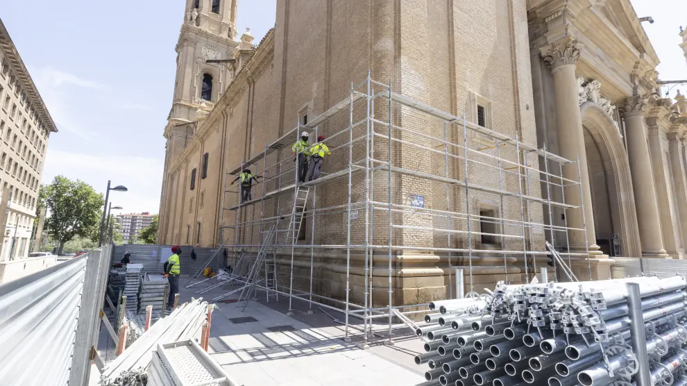 Varios operarios empezaron a colocar ayer los andamios en la torre de Santiago, vallada por precaución