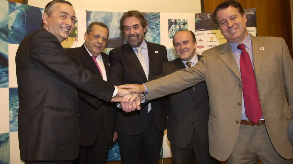 Foto del año 2005 del exsecretario de Estado de Presupuestos, Carlos Ocaña, de Roque Gistau, Juan Alberto Belloch, del exconsejero de Economía, Eduardo Bandrés, y de Jerónimo Blasco.