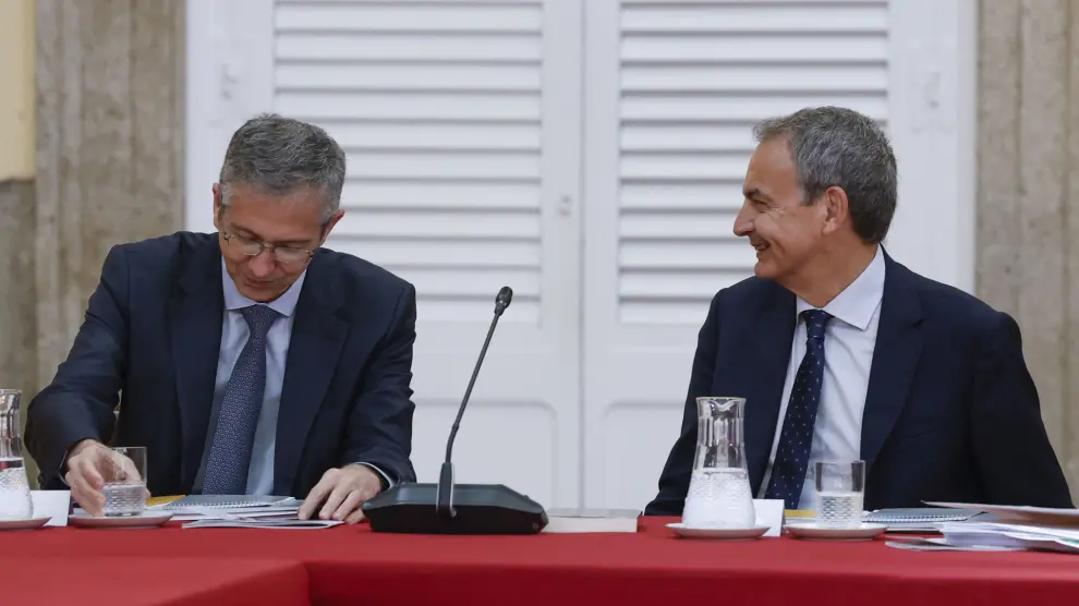 - El expresidente del Gobierno de España José Luis Rodríguez Zapatero (d) y el gobernador del Banco de España Pablo Hernández de Cos (i) durante la reunión del Patronato del Real Instituto Elcano