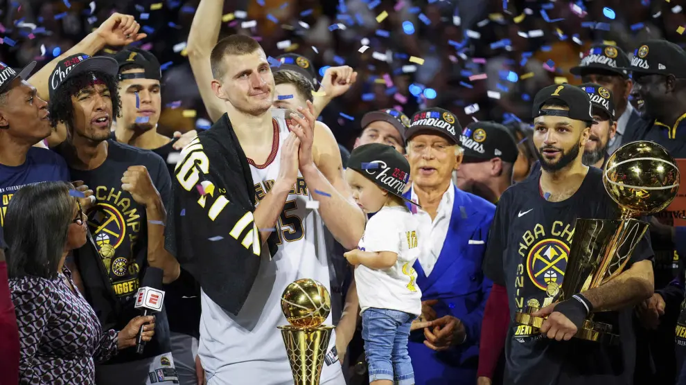 Denver Nuggets center Nikola Jokic, center left, celebrates with teammates after the team won the NBA Championship with a victory over the Miami Heat in Game 5 of basketball's NBA Finals, Monday, June 12, 2023, in Denver. (AP Photo/Jack Dempsey) Associated Press/LaPresse Only Italy and Spain