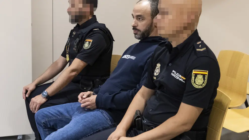 El criminal Adil Lazizi, en prisión por asesinato, durante el juicio celebrado ayer en Zaragoza por no volver de un permiso penitenciario.