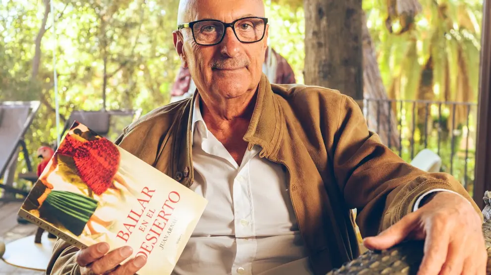 Juan Arnau Durán, con su exitoso libro.