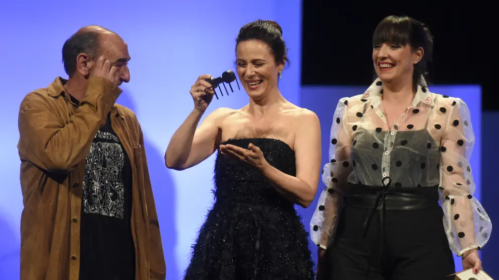 Aitana Sánchez-Gijón, entre Manuel Avellanas y Estela Rasal, ríe tras recibir el premio.