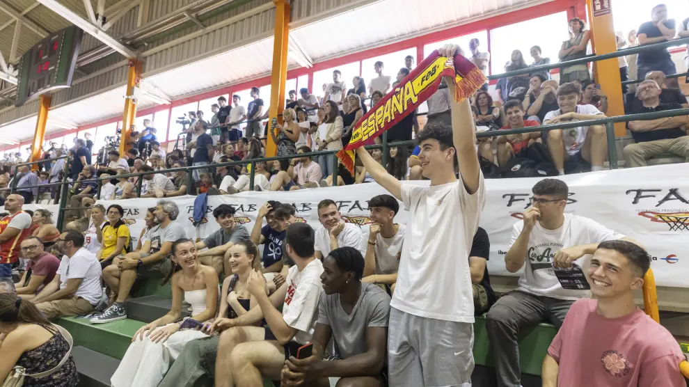 Fotos del partido amistoso de baloncesto de las selecciones de España y Canadá U19, en el Stadium Casablanca