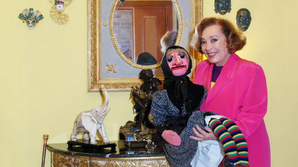 Mari Carmen junto a uno de sus personajes más famosos, doña Rogelia