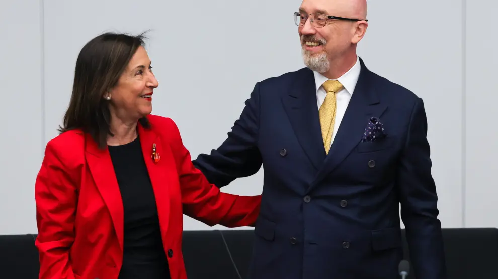 Brussels (Belgium), 15/06/2023.- Spain's Defence Minister Margarita Robles (L) is welcomed by Ukraine'Äôs Defence Minister Oleksii Reznikov (R) prior to a meeting of the Ukraine Defense Contact Group during the NATO Defense Ministers Council at the North Atlantic Treaty Organization (NATO) headquarters in Brussels, 15 June 2023. NATO defence ministers meet for two days to discuss their support for Ukraine and ways to strengthen the defence of the alliance's eastern flank bordering Russia. The meeting of the Ukraine Contact Group is held to increase the military help for Ukraine. (Bélgica, Rusia, España, Ucrania, Bruselas) EFE/EPA/OLIVIER MATTHYS
