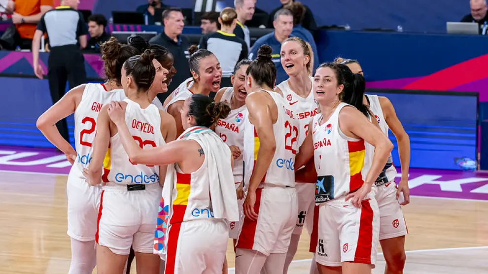 Las jugadoras de la selección española celebran la victoria en partido ante Montenegro en el Eurobasket