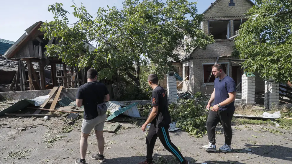 Tres hombres inspeccionan viviendas drestruidas en una localidad cerca de Kiev UKRAINE RUSSIA CONFLICT