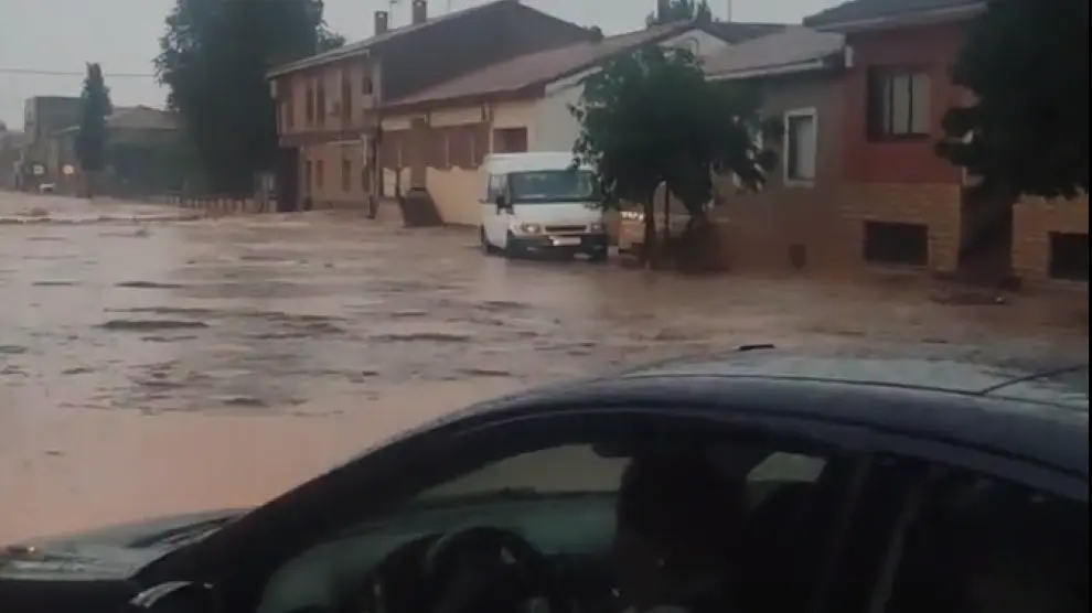 Los vehículos han tenido serios problemas para circular por algunas calles de Quinto después de la tromba de agua.