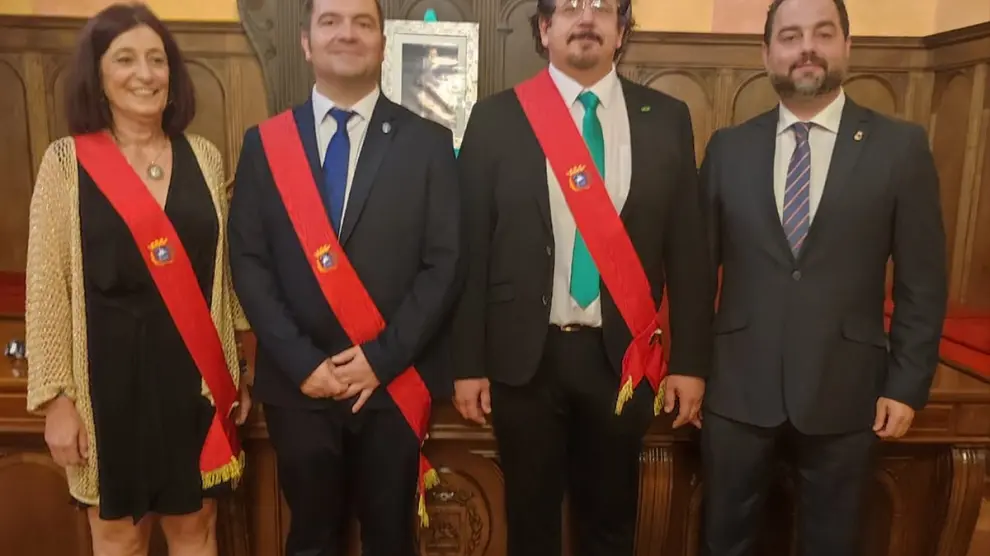 Los tres concejales de Vox en Huesca, Susana Magán, Antonio Laborda y José Luis Rubió; junto al diputado en Cortes David Arranz.