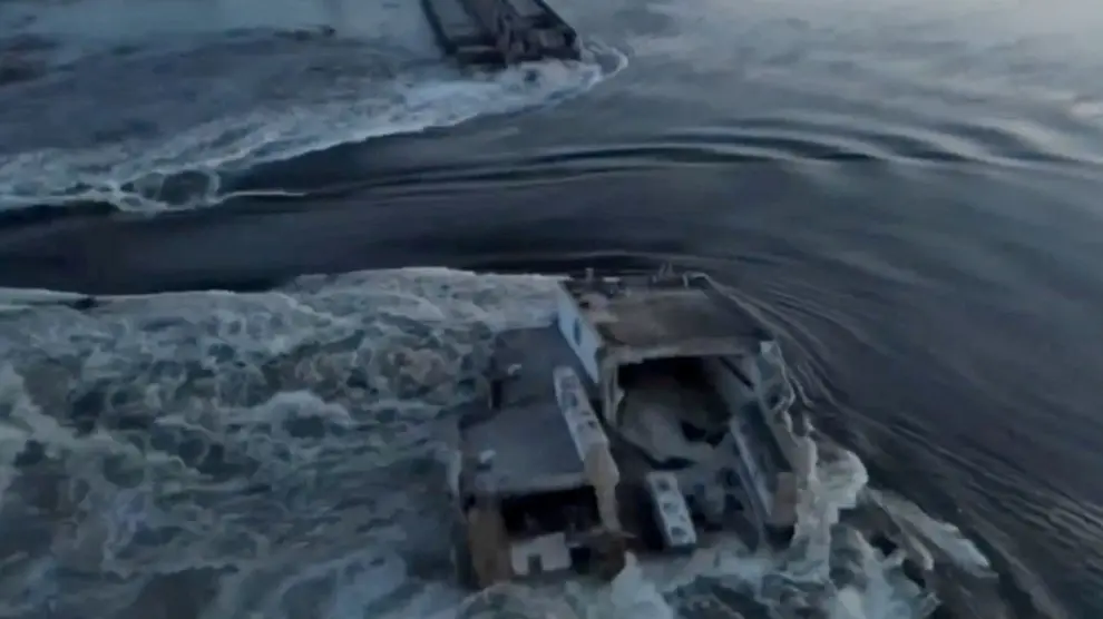 Captura de vídeo que muestra los instantes posteriores a la ruptura de la pared principal de la presa