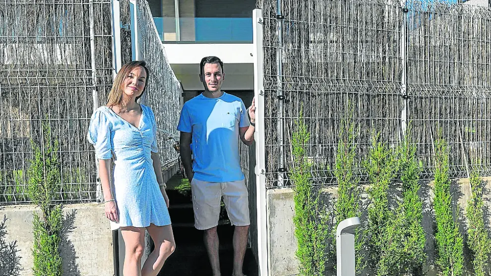 Maica Colomer y Javier Pérez, frente a la casa que compraron en Cuarte hace tres años