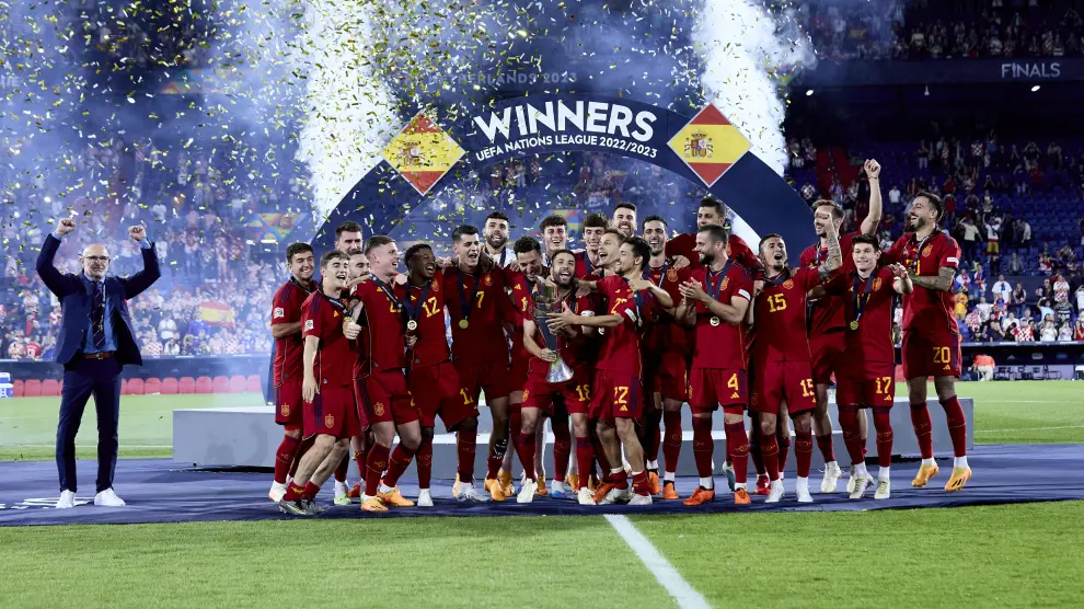Los jugadores y el equipo técnico de la selección española de fútbol posan con el trofeo, tras la final de la Liga de Naciones disputada este domingo ante Croacia en Rotterdam (Países Bajos).