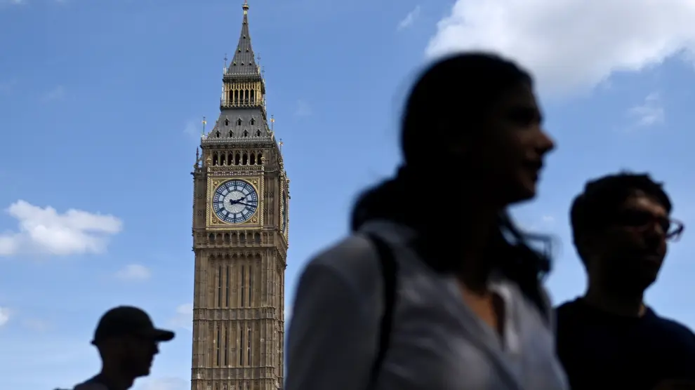 London (United Kingdom), 19/06/2023.- People walk by Houses of Parliament in London, Britain, 19 June 2023. MP'Äôs are to debate the House of Commons Committee of Privileges report into the conduct of former Prime Minister Boris Johnson. MP'Äôs may be expected to vote on the findings of the report. (Reino Unido, Londres) EFE/EPA/NEIL HALL