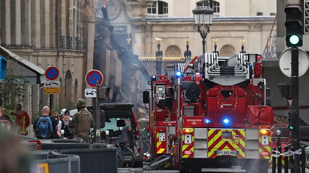 Paris (France), 21/06/2023.- French emergency services work on scene of a fire after a gas explosion in Paris 5th arrondissement area, Paris, France, 21 June 2023. The explosion resultied in several buildings catching fire, local officials said. (Incendio, Francia) EFE/EPA/Mohammed Badra