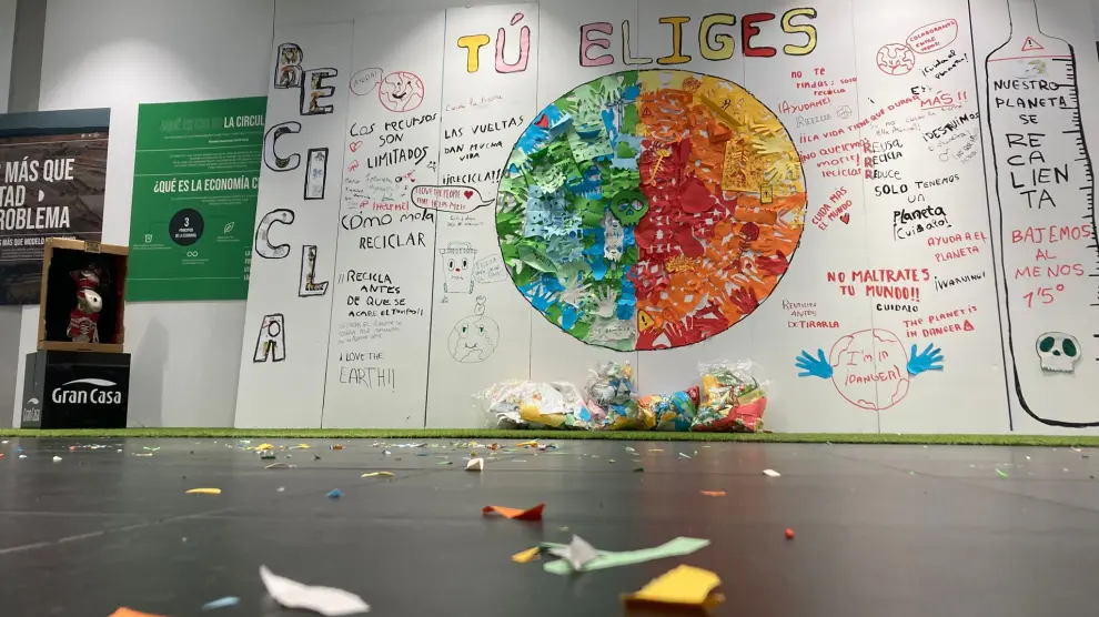 Los alumnos han elaborado un gran mural con papel y cartón de los propios residuos que han generado.