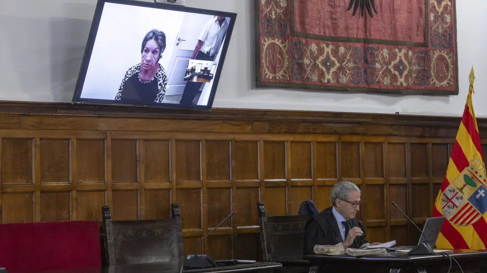 La acusada, María del Carmen Villa, presencia desde la cárcel la intervención del fiscal Carlos Sancho.