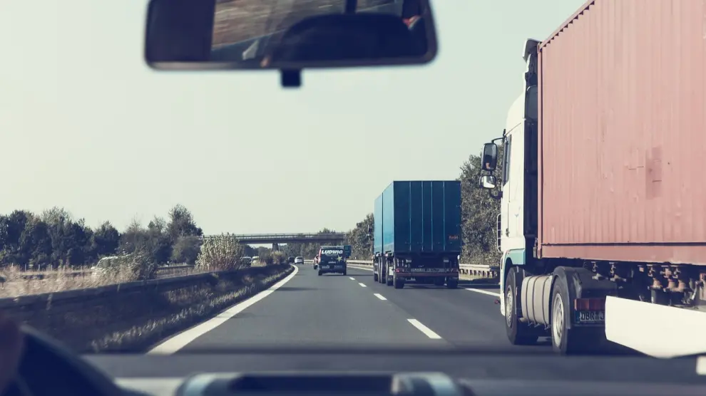 Imagen de archivo de camiones en una carretera