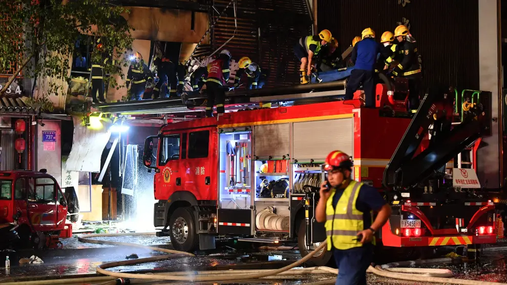 Labores de extinción del fuego en el restaurante Fuyang Barbecue CHINA YINCHUAN RESTAURANT EXPLOSION
