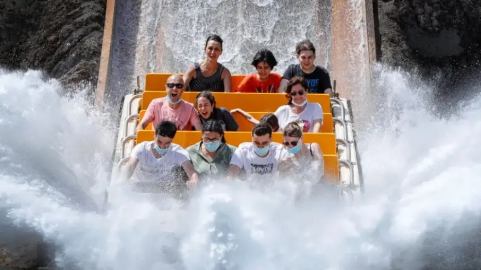 Visitantes disfrutan de la atracción “Tutuki Splash” en PortAventura World