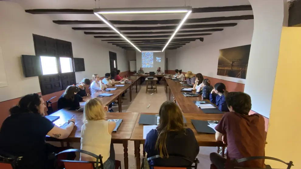 Una de las sesiones teóricas celebradas en Albarracín para estudiar el modelo de desarrollo de la localidad.