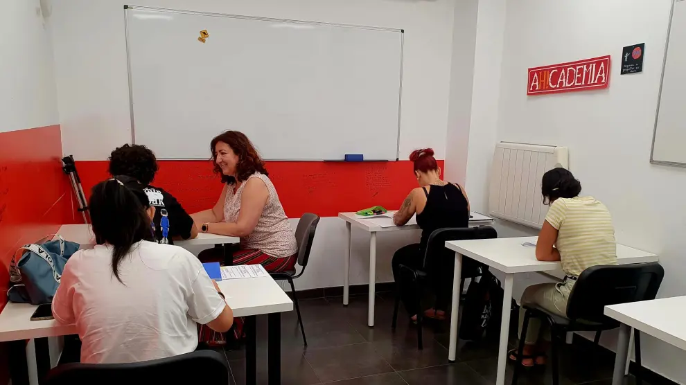 Rosa Estaún, de Ah!cademia, imparte Matemáticas a alumnos de Bachillerato este lunes en Zaragoza.