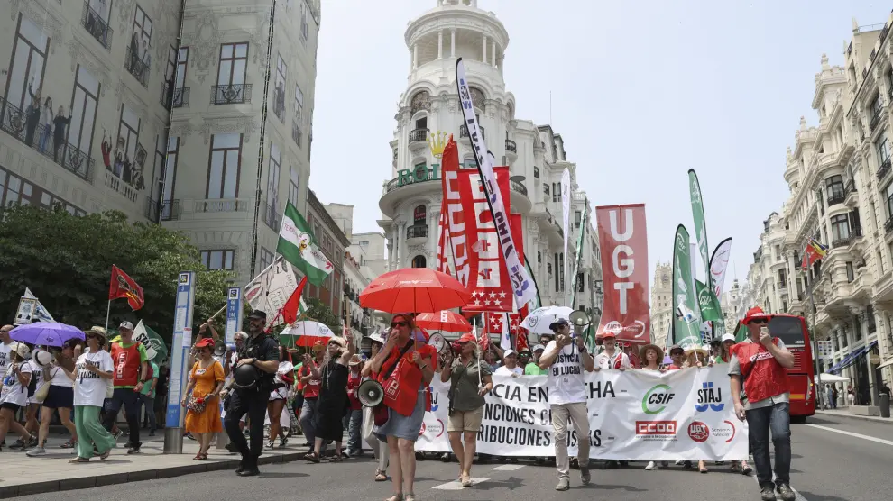 MADRID, 27/06/2023.- Los participantes marchan por la calle Alcalá de Madrid durante la manifestación convocada por los sindicatos de Justicia en el marco de la huelga de funcionarios del sector para reivindicar mejoras retributivas y de condiciones de trabajo, este martes. EFE/ Kiko Huesca