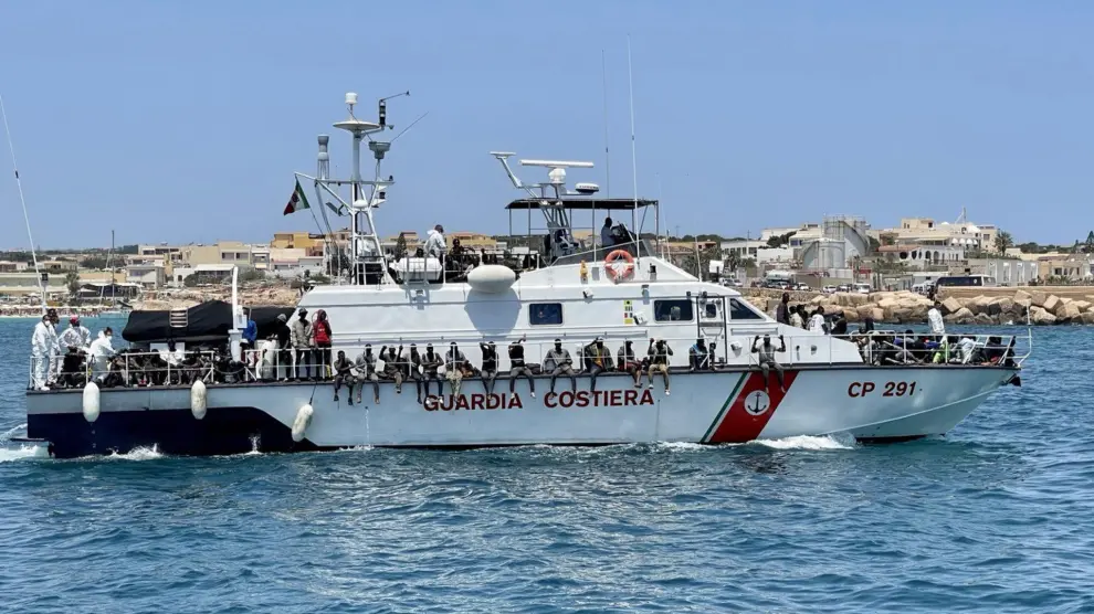 Inmigrantes llegando a la isla italiana de Lampedusa este jueves
