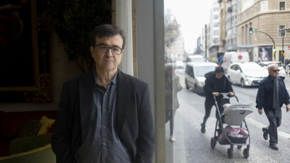 Javier Cercas recopila en el extenso volumen 'No callar' más de 20 años de columnismo. Aquí lo vemos en Zaragoza en 2022.