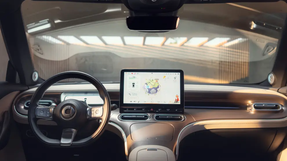 Smart#1. En el centro del salpicadero, destaca una pantalla digital de 12,8 pulgadas, donde se muestran algunas de las funciones del coche.