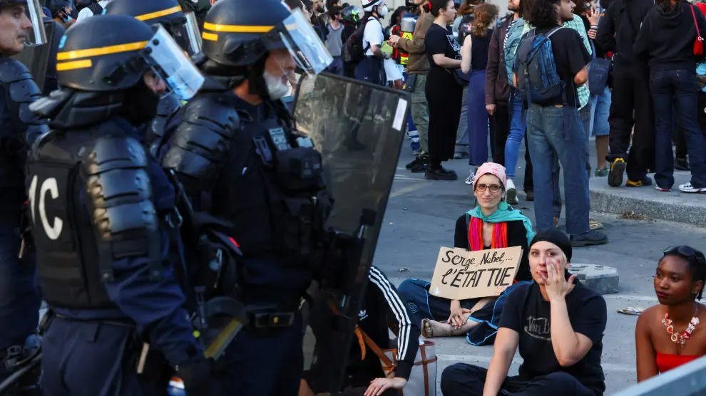 Ciudadanos protestan en París por la violencia policial.