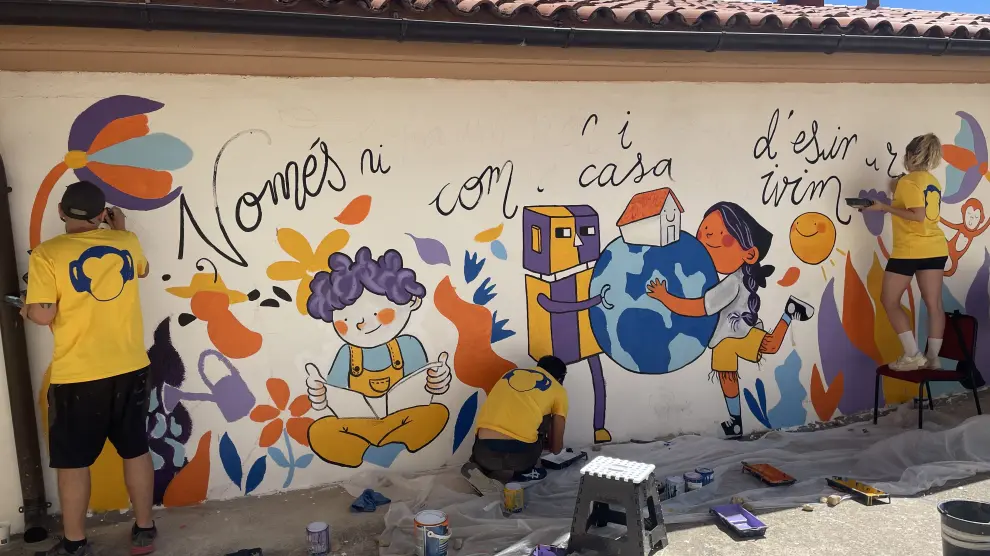 Mural elaborado en las paredes de la escuela local de Peñarroya.