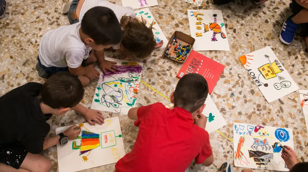 Un grupo de niños participa en el taller de dibujo de "ZOO il·lustrat" en Peñarroya.