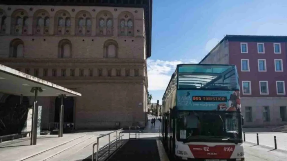 El bus turístico de Zaragoza, en el punto de salida de la calle Don Jaime I.