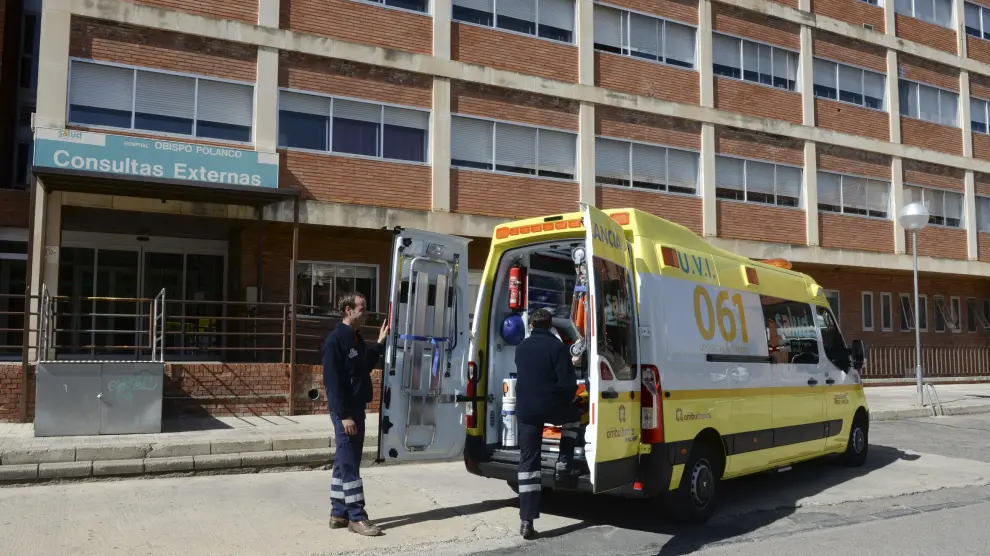 Una ambulancia realiza un servicio en el exterior del hospital Obispo Polanco de Teruel.