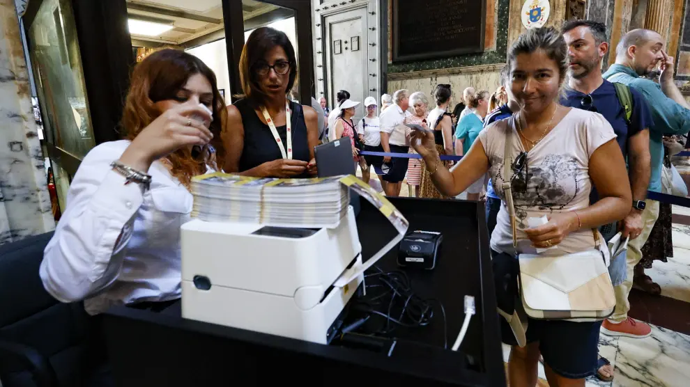 Una turista compra una entrada para visitar el Panteón de Roma, este lunes. ITALY PANTHEON VISITORS FEE
