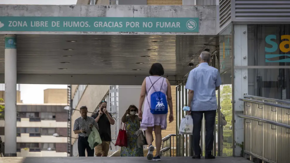 Últimos días de la obligatoriedad de la mascarilla para acceder a los centros sanitarios. En la foto, entrada al Hospital Miguel Servet.