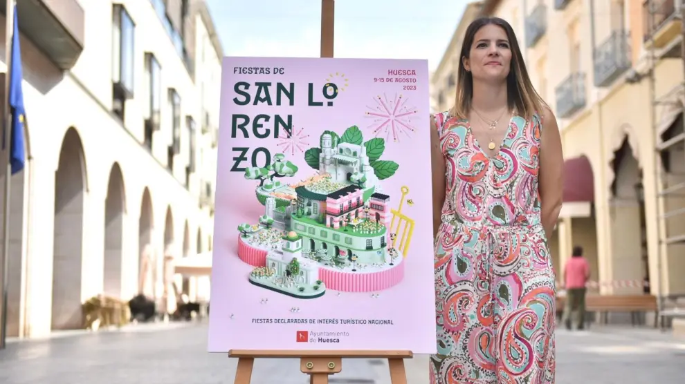 Ana Porta junto al cartel que ha diseñado para las Fiestas de San Lorenzo 2023.