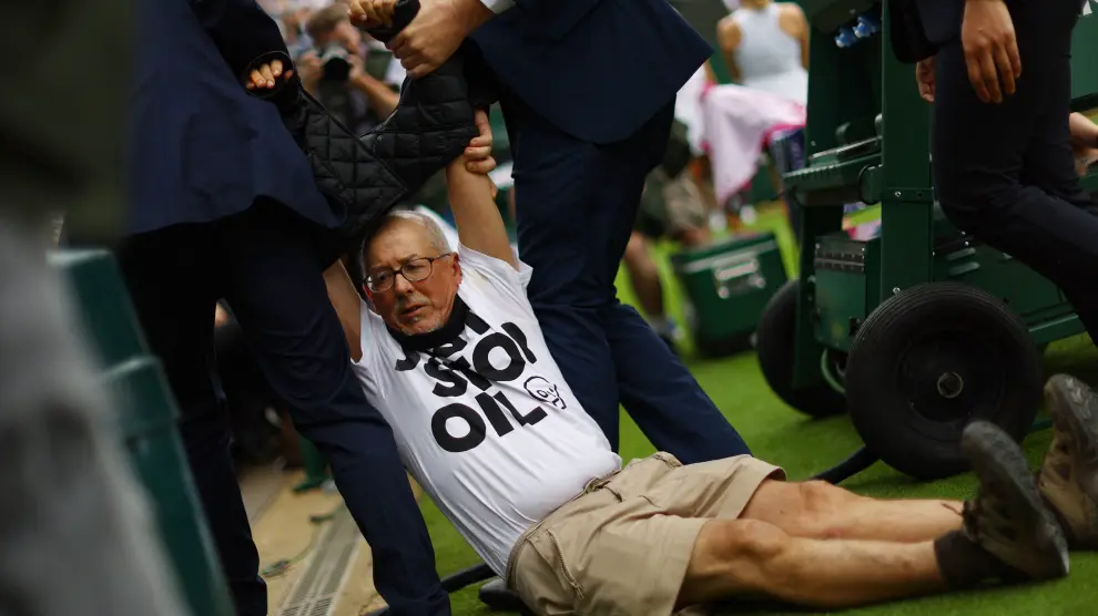 Dos manifestantes de Just Stop Oil interrumpen un partido de Wimbledon.