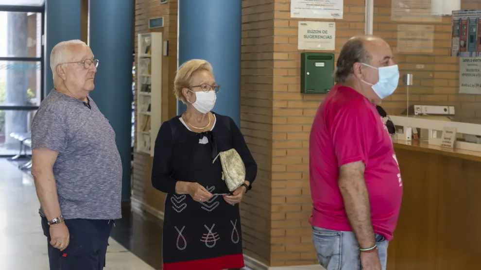 Primer día sin mascarillas en centros sanitarios, residencias y farmacias en Aragón