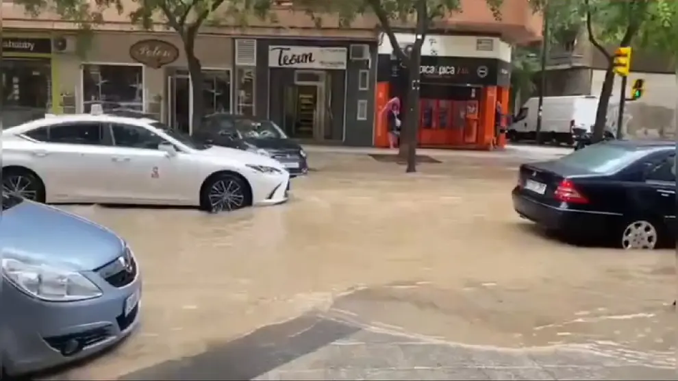 La gran tromba de agua y granizo ha anegado algunas calles de Zaragoza sorprendiendo a conductores y viandantes y dificultando la circulación.