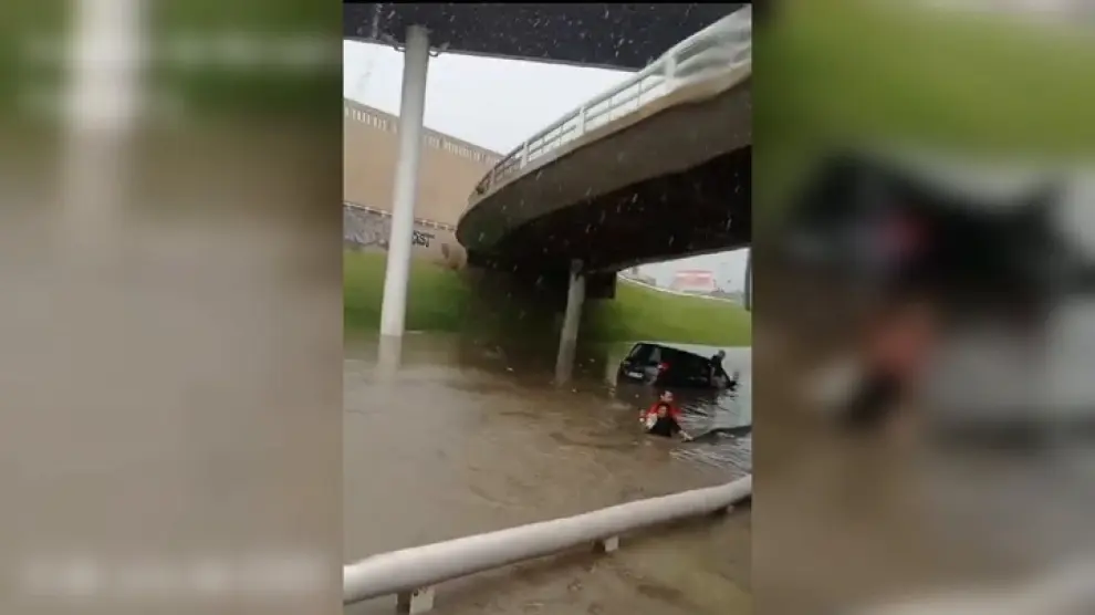 La tromba de agua caída en Zaragoza este jueves sorprendió a ciertos de conductores que se vieron sorprendidos por la fuerza del agua dentro de sus vehículos.