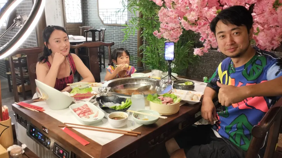 Master Chen y su familia en el nuevo establecimiento de Torre Outlet