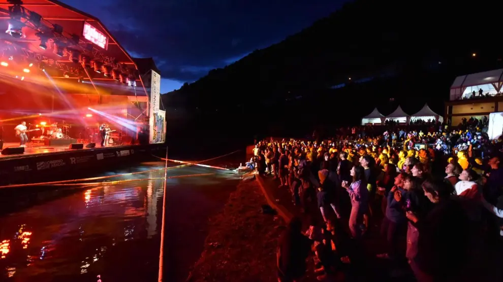 Actuación de Muerdo en el escenario natural del embalse de Lanuza en la primera noche del festival.