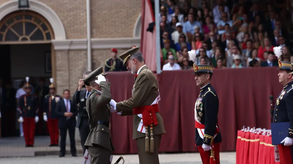El Rey entrega los despachos en la Academia General Militar de Zaragoza en presencia de la princesa Leonor y doña Letizia