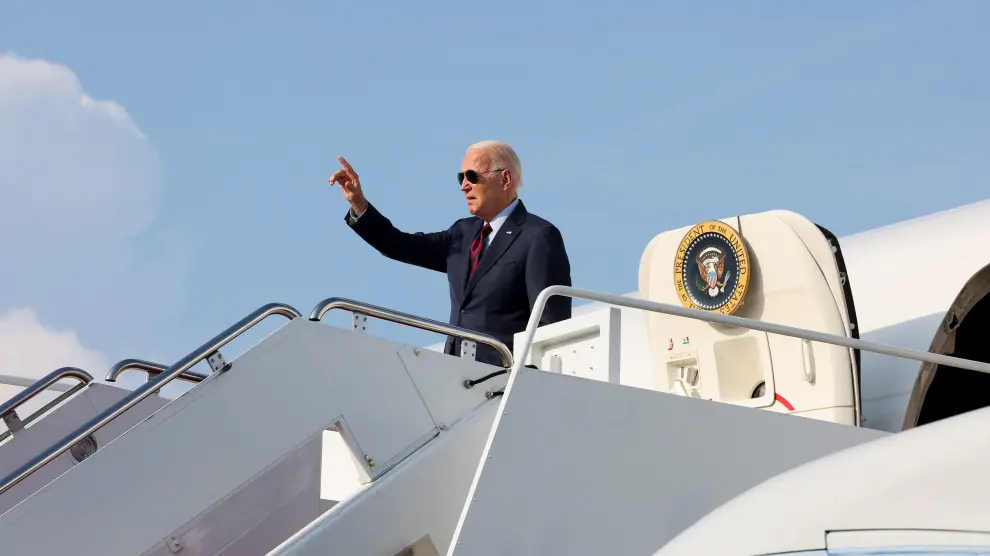Biden en el avión presidencial Air Force One, el viernes.