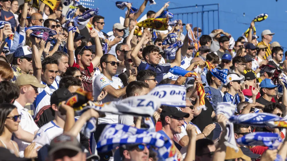 Un grupo de aficionados anima al Real Zaragoza en La Romareda, durante el partido contra el Albacete del último curso