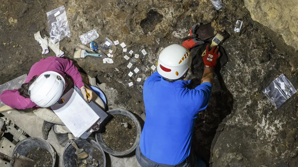 Un arqueólogo trabaja el yacimiento se Portalón de Cueva Mayor en Atapuerca.