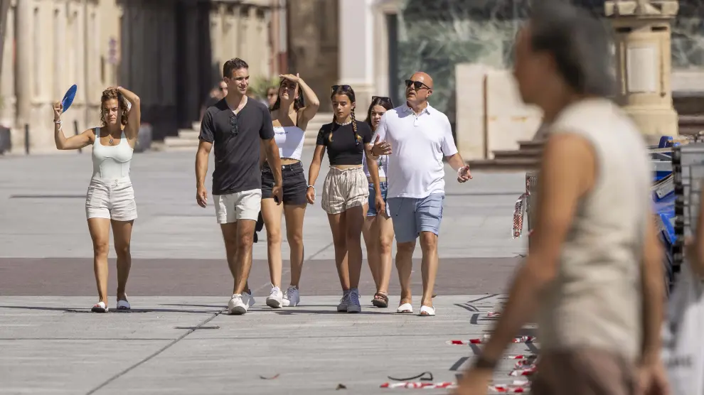Un grupo de turistas, este lunes, en la plaza del Pilar de Zaragoza a primera hora de la tarde