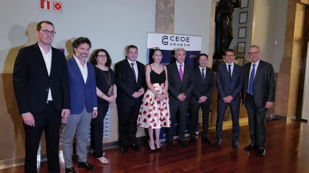 Los galardonados con el presidente de CEOE Aragón, ayer en la entrega de los Premios Empresa.